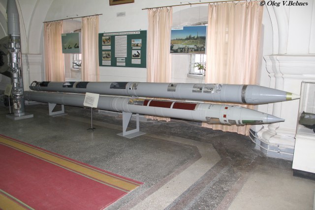 300-мм реактивный снаряды 9М55Ф и 9М55К РСЗО 9К58 «Смерч».jpg